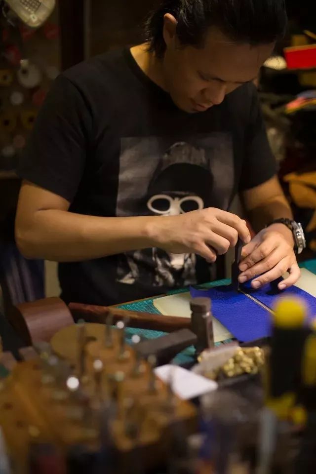 博鱼体育跟惊艳过纽约时装周拿过非遗证书的皮匠做一只专属自己的皮包(图4)