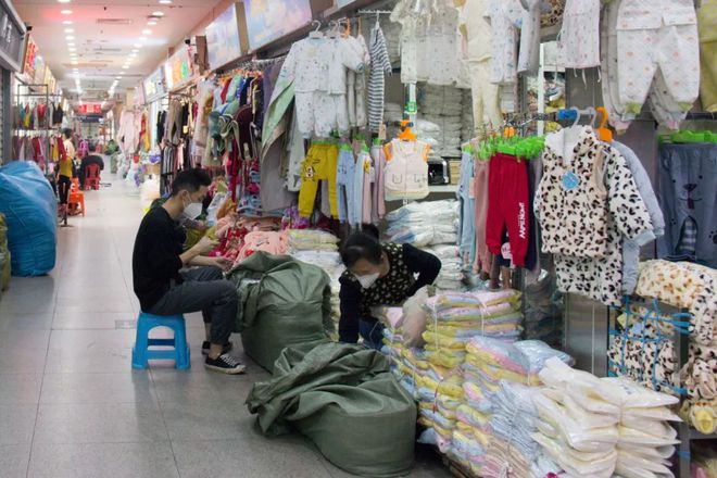 这个春天期盼已久：沙河服装批发市场陆续开市了！博鱼体育(图3)