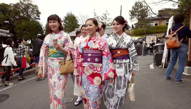 日本阅兵时女兵挎着一个黑色皮包里面装的到底是什么东西？博鱼体育(图3)