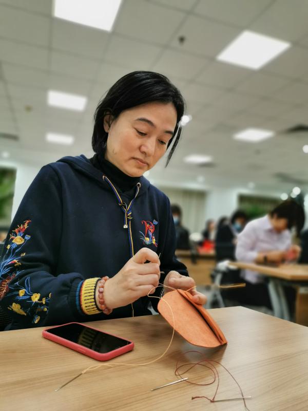 中国银行秦皇岛分完美体育行成功举办“三八节”女职工皮具DIY节日活动(图1)