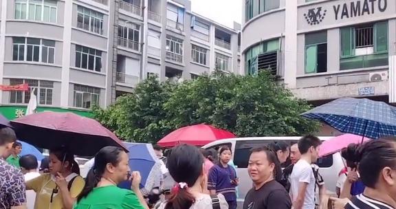 完美体育广州花都某家具厂：为双节赶货单价22元1小时、老板冒雨招(图4)